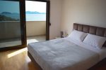Bedroom with king-size bed, Feel the Sea Villa