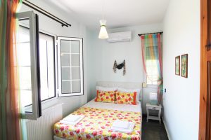 Υπνοδωμάτιο με διπλό κρεβάτι στον 2ο όροφο, Βίλα Ριλάξ, Θάσος