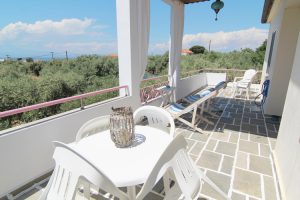 Μπαλκόνι με ξαπλώστρες στον 2ο όροφο, Βίλα Relax